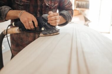 acamento — craftsman sanding a wood surface during the finishing stage